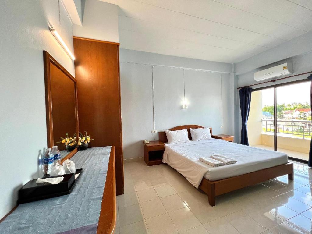 Ritzy House Hotel Chumphon Exterior foto
